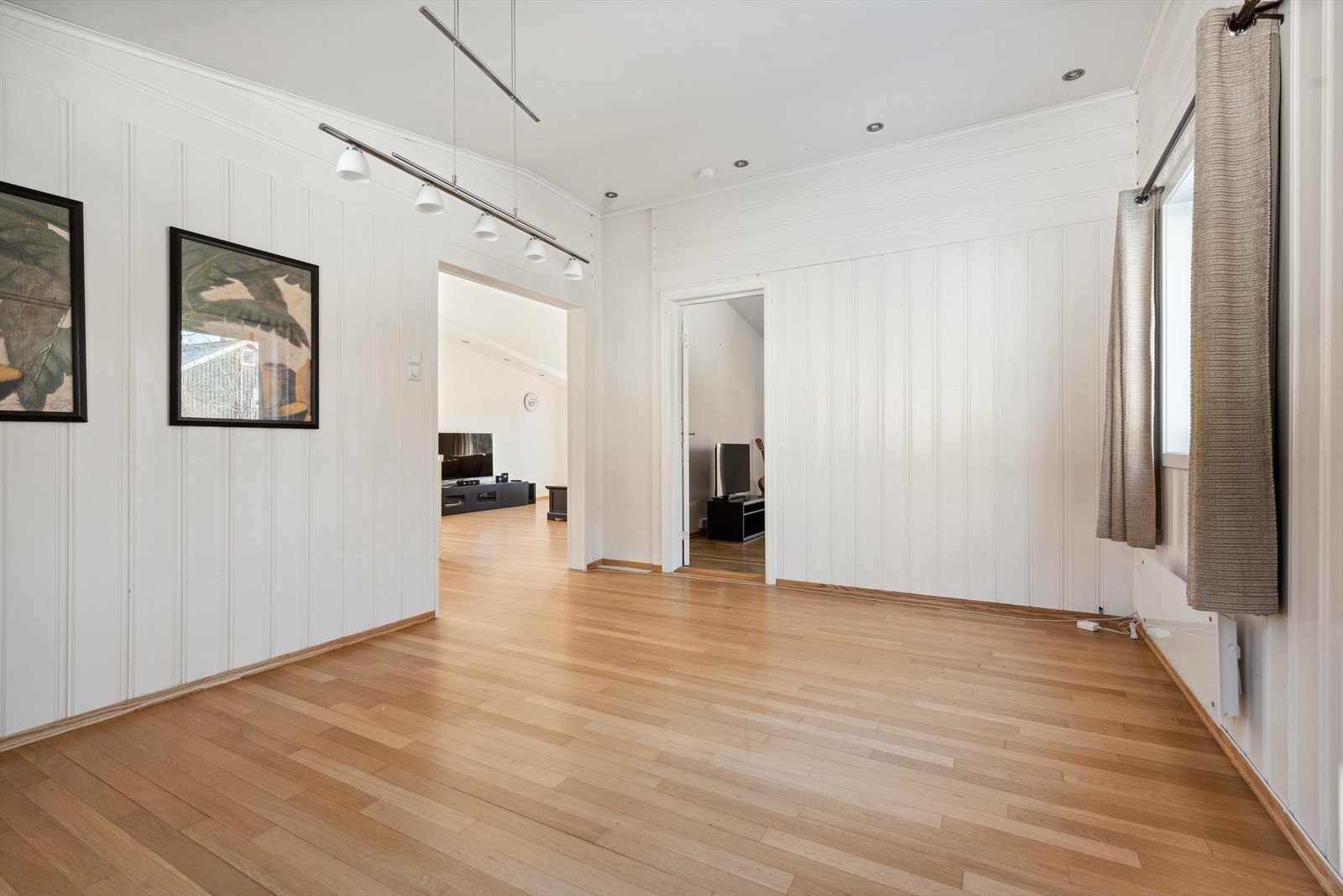 Videre inn er det et rom som brukes som TV-stue, samt bodareal Galleribilde