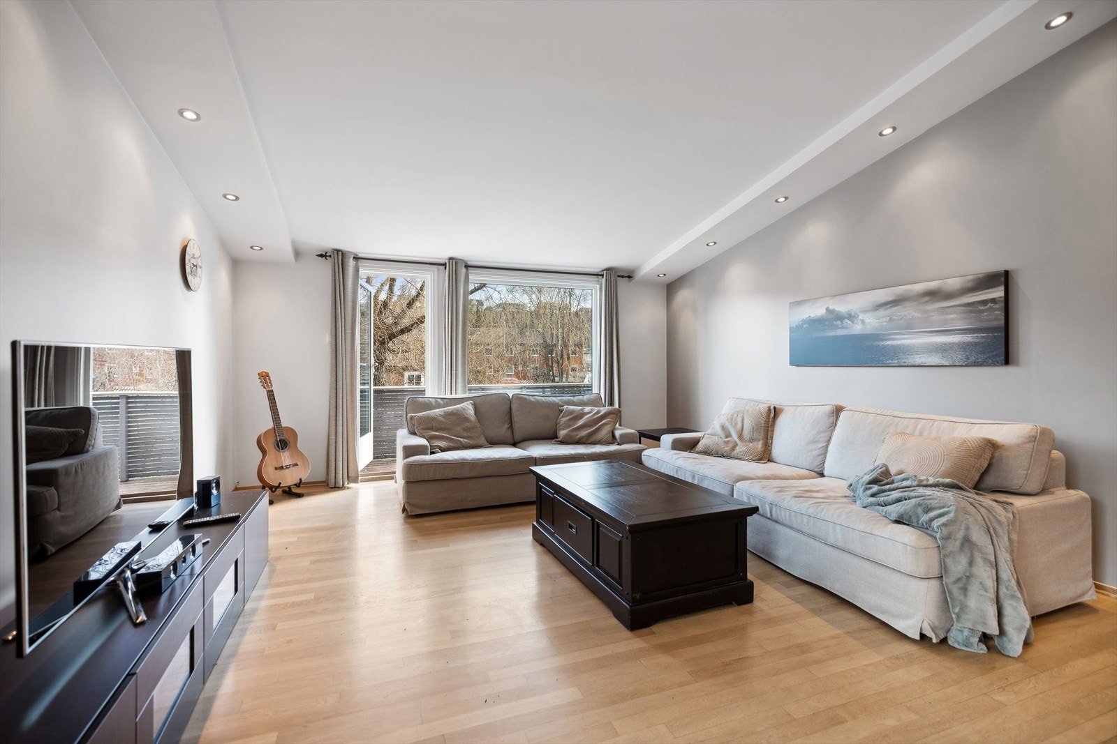 Fra stuen har du utgang til en solrik balkong på ca. 16 kvm Galleribilde