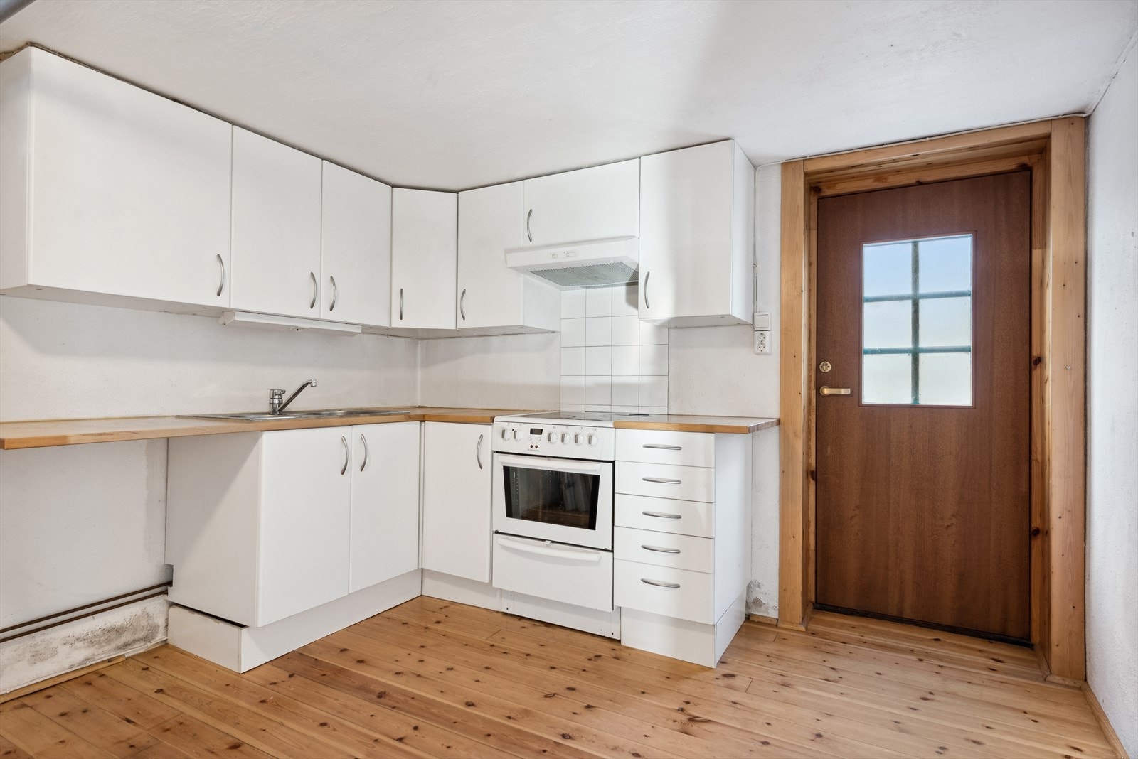 Egen inngang i U. etg, med lys kjøkkeninnredning. Rommet er ikke godkjent for varig opphold Galleribilde