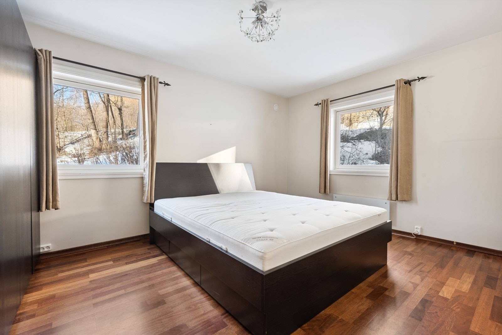 Soverom II/Hovedsoverom - Romslig soverom med god plass til dobbeltseng, nattbord, kommode/skap og annen soveromsinnredning Galleribilde