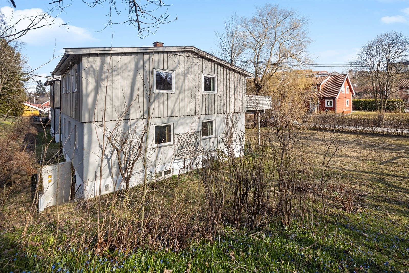 Egen inngang til boligens U. etg. fra baksiden Galleribilde