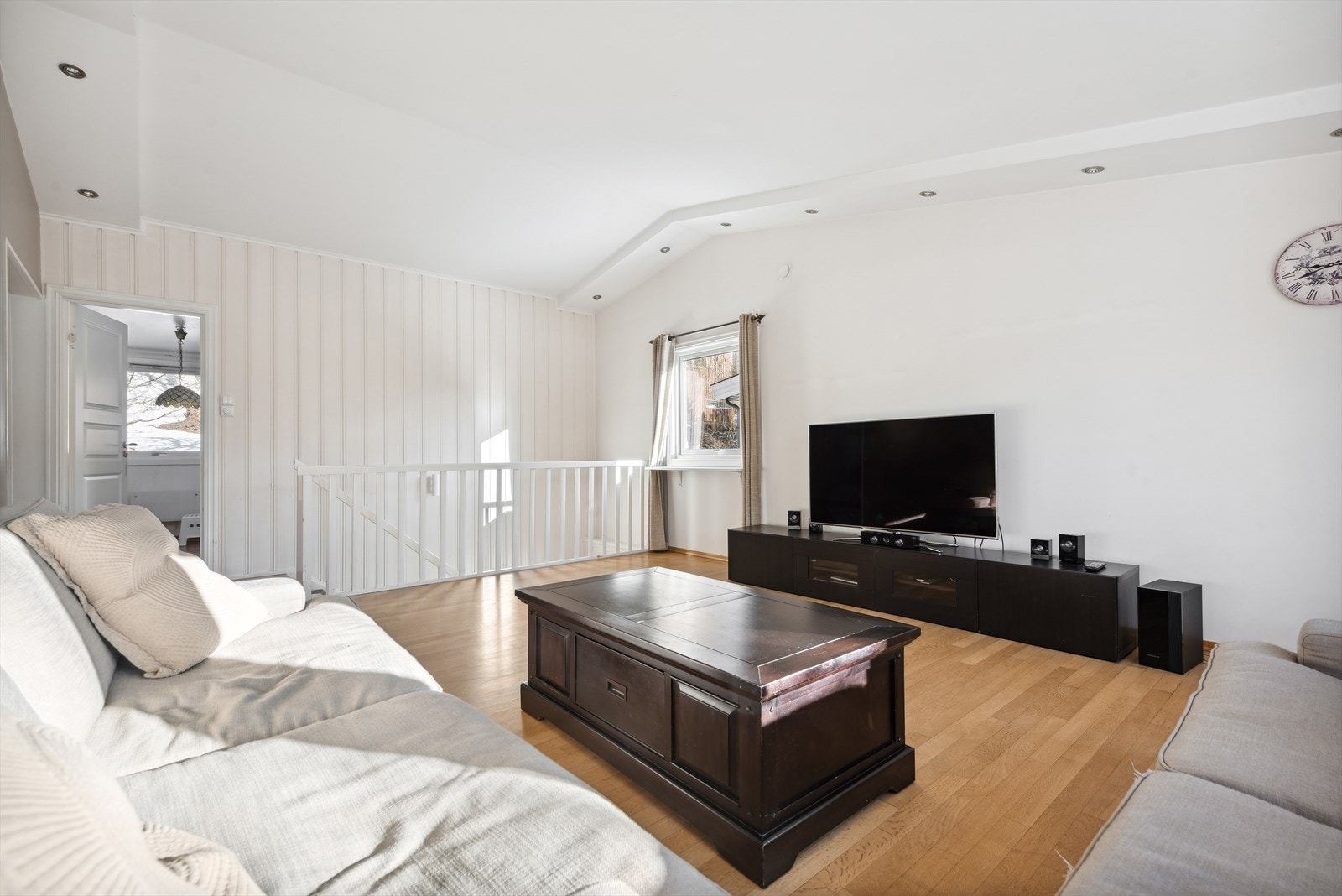 Lys og luftig dagligstue med god plass til sofagruppe, stuebord, TV og annen stueinnredning Galleribilde