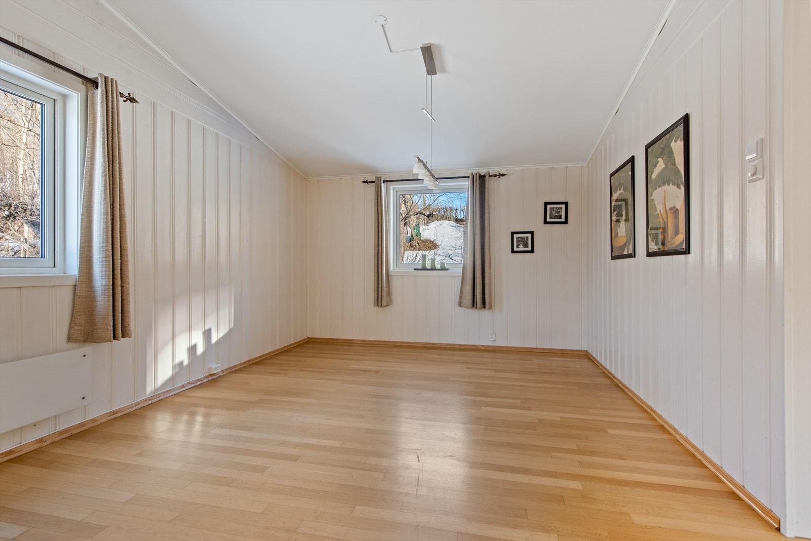 Praktisk spisestue vegg-i-vegg med kjøkken Galleribilde