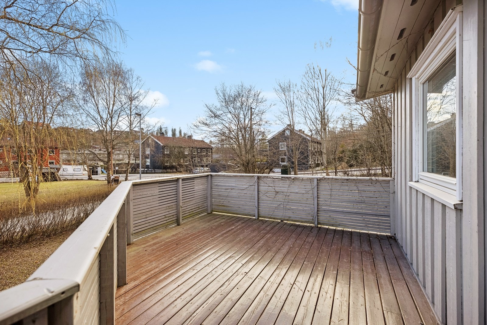 God plass til sittegruppe, grill og annet utemøblement Galleribilde