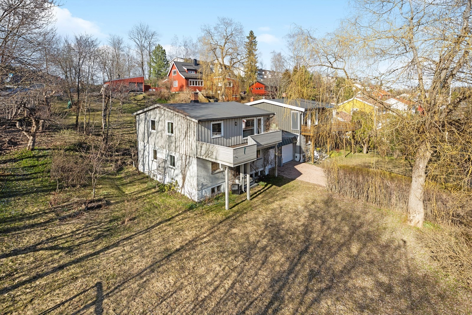 En stor kjedet enebolig over 3 plan med flott og solrik tomt Galleribilde