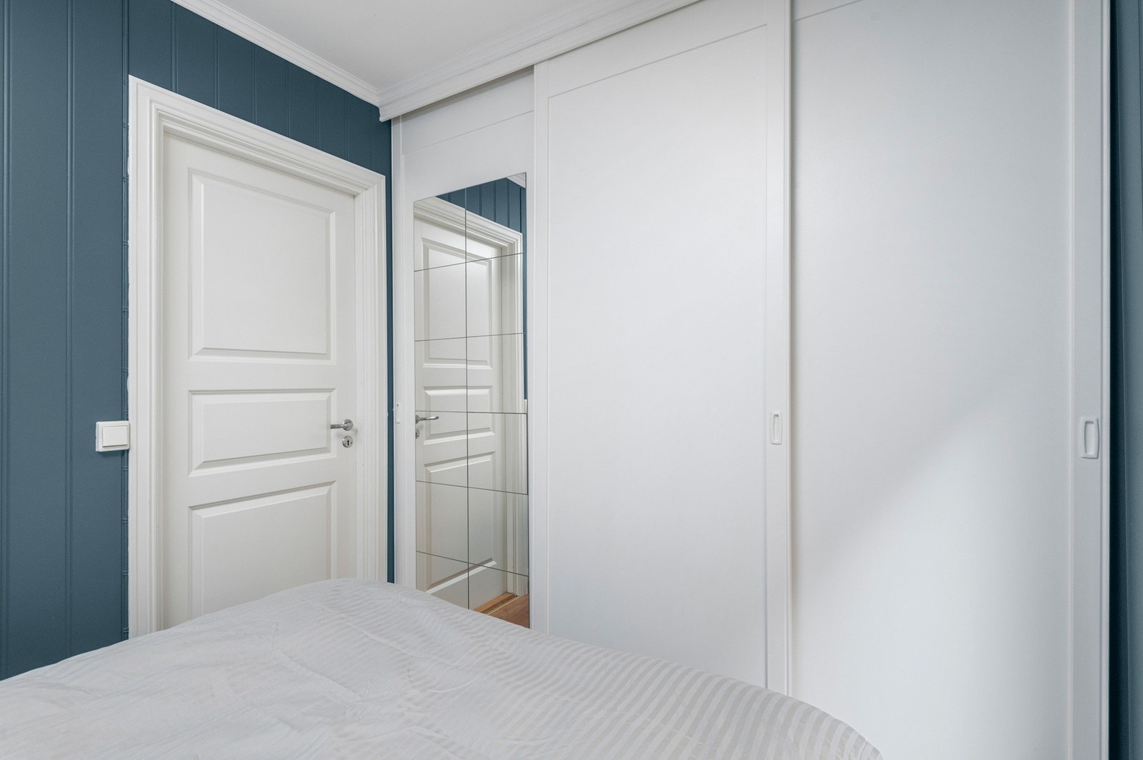 Romslig skyvedørsgarderobe. Galleribilde