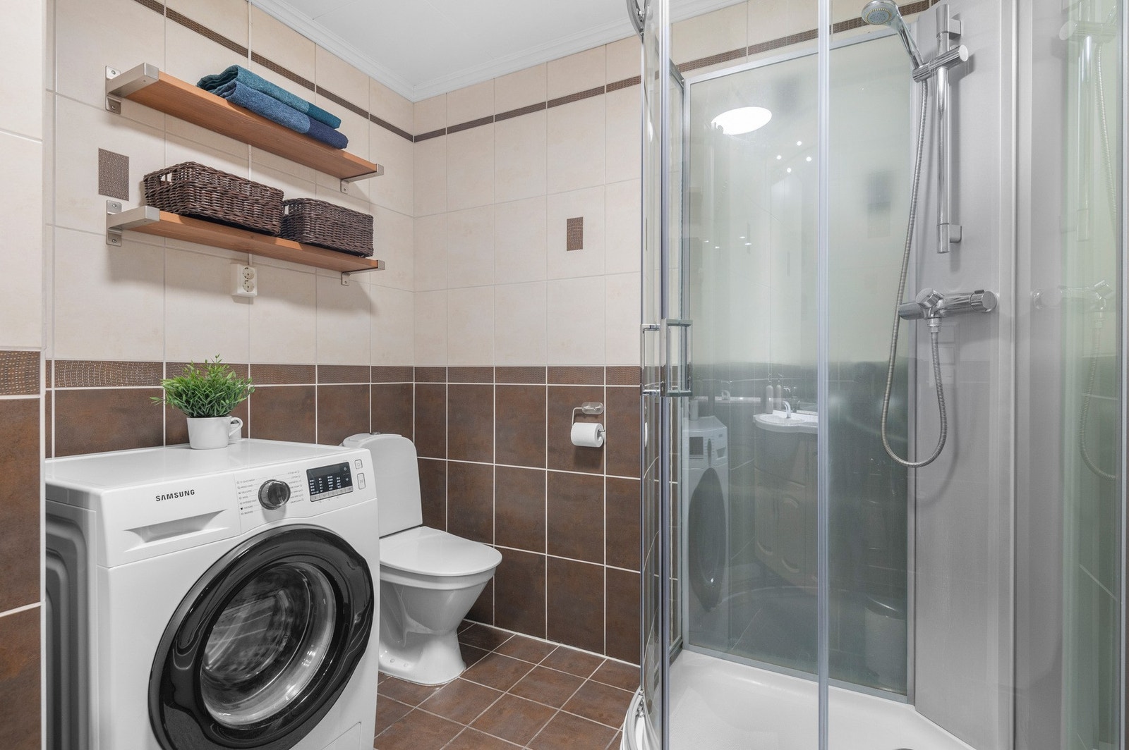 Det er dusjkabinett på badet som sikrer trygg avrenning. Opplegg for vaskemaskin. Galleribilde