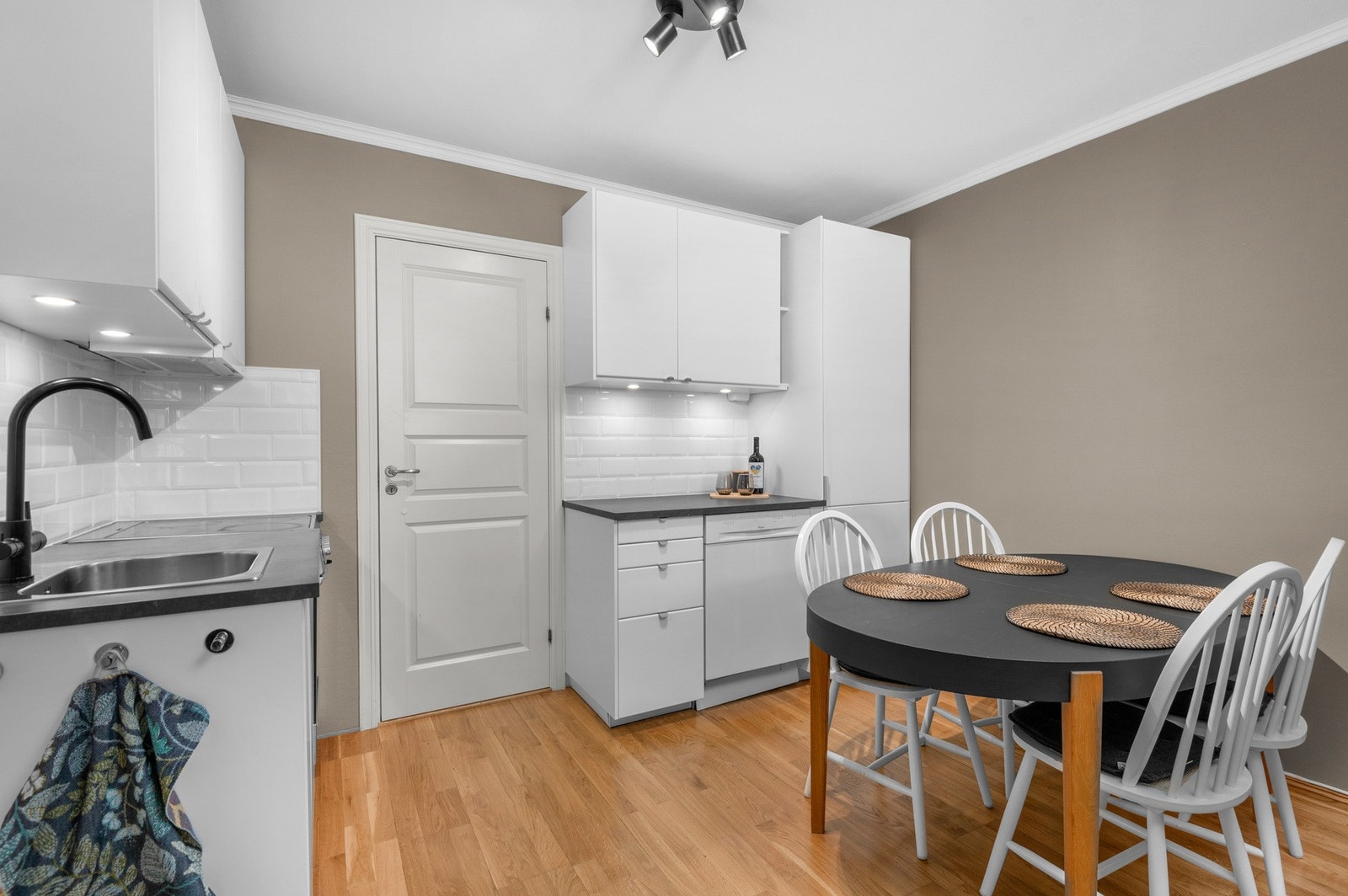 God plass til spisestue på kjøkkenet. Galleribilde