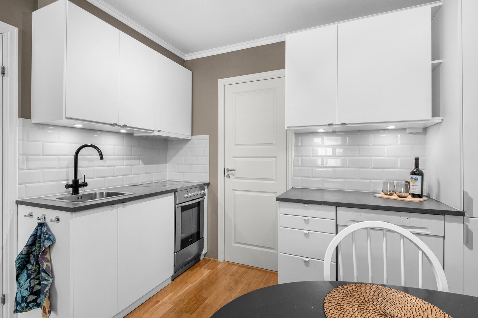 Pent og praktisk kjøkken med mye skapplass. Galleribilde