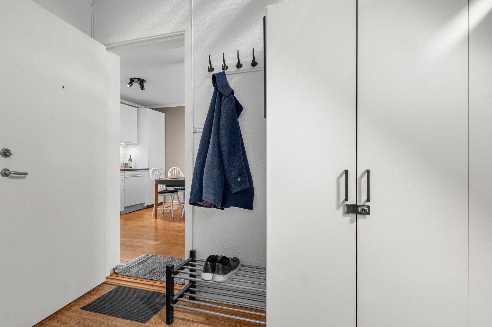 Garderobeskap og plass i gangen. Galleribilde