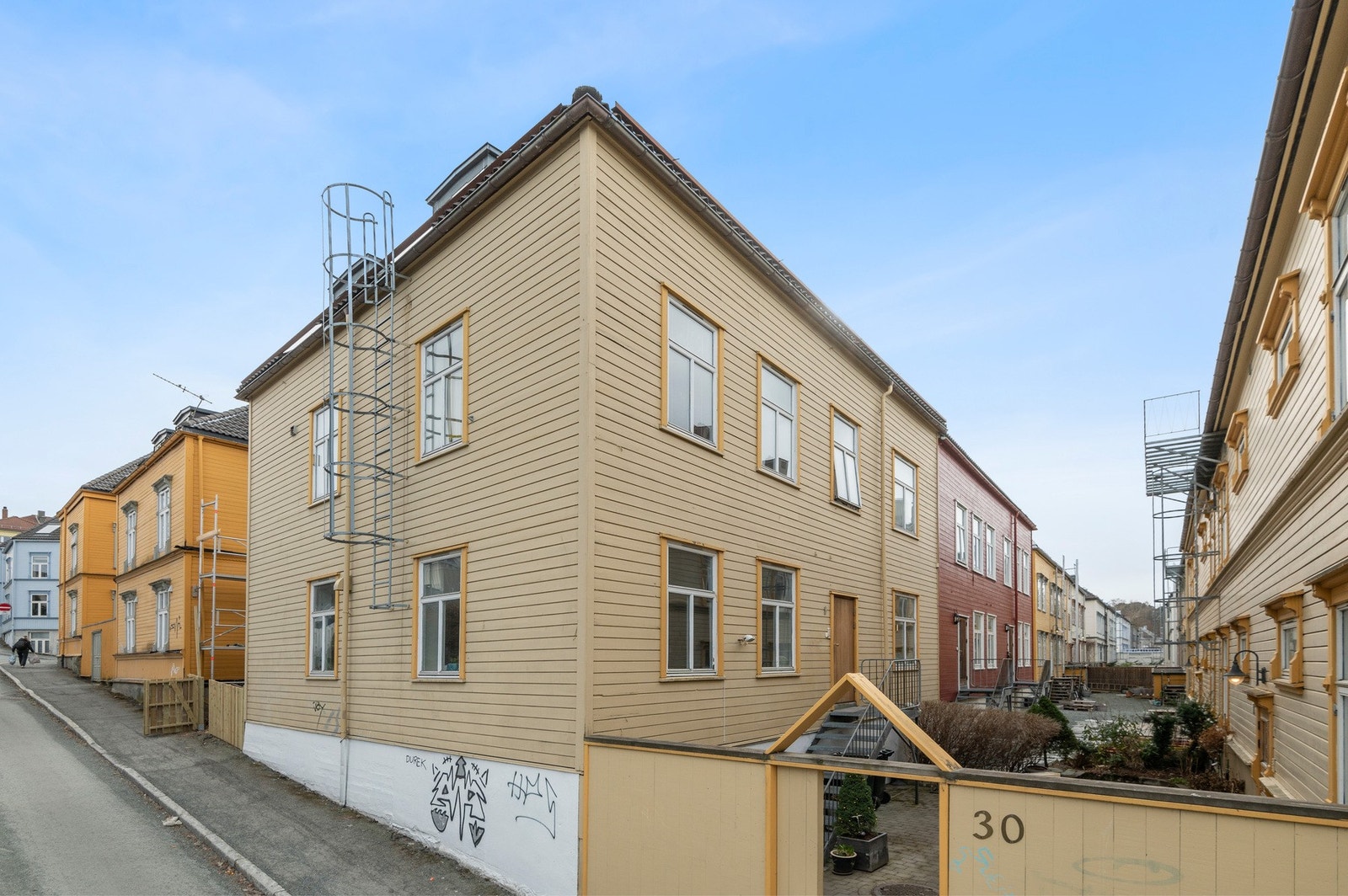 Leiligheten ligger i en høy første etasje i en lukket og rolig bakgård. Galleribilde