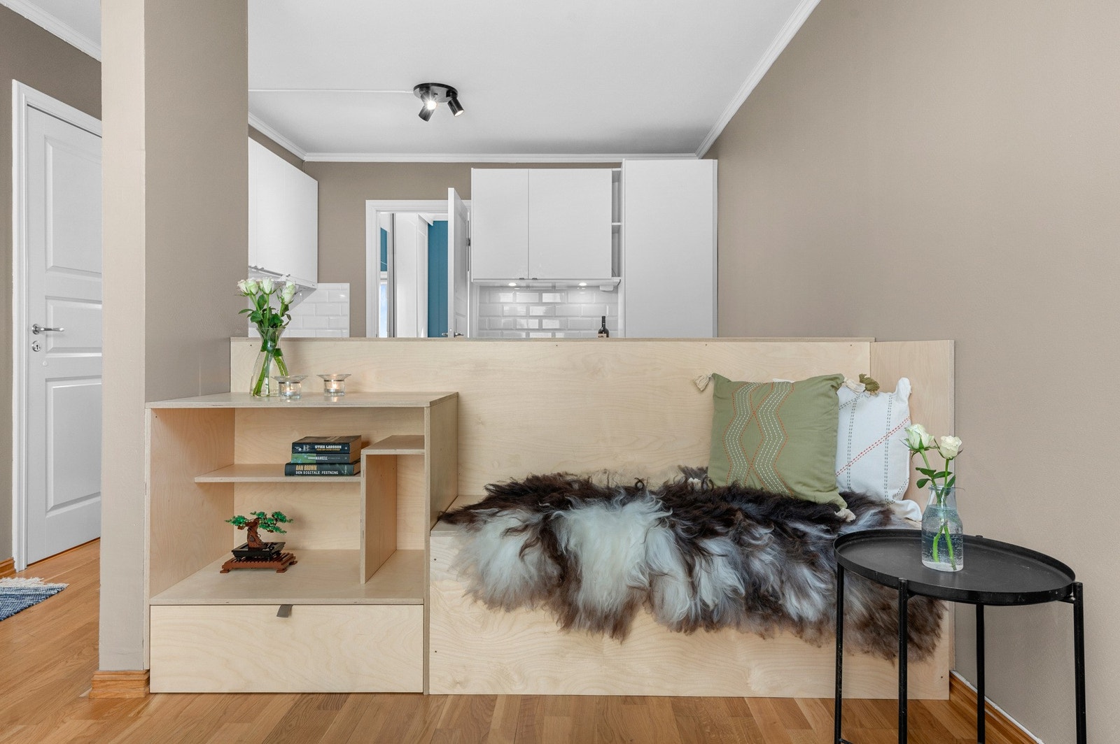 Stuen deles av en plassbygd sittebenk med halvvegg mot kjøkkenet som beholder god romfølelse. Galleribilde