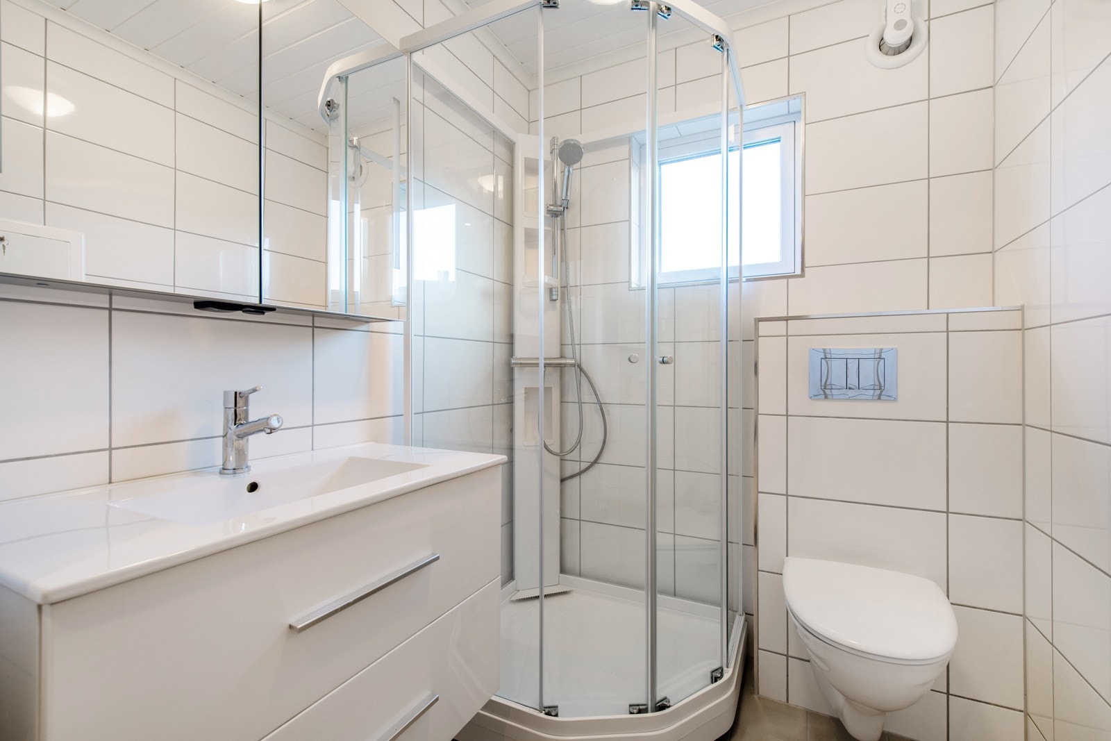 Badet er totalrenovert fra 2019/20 i regi av borettslaget. Det er flislagt bad med varmekabler. Galleribilde