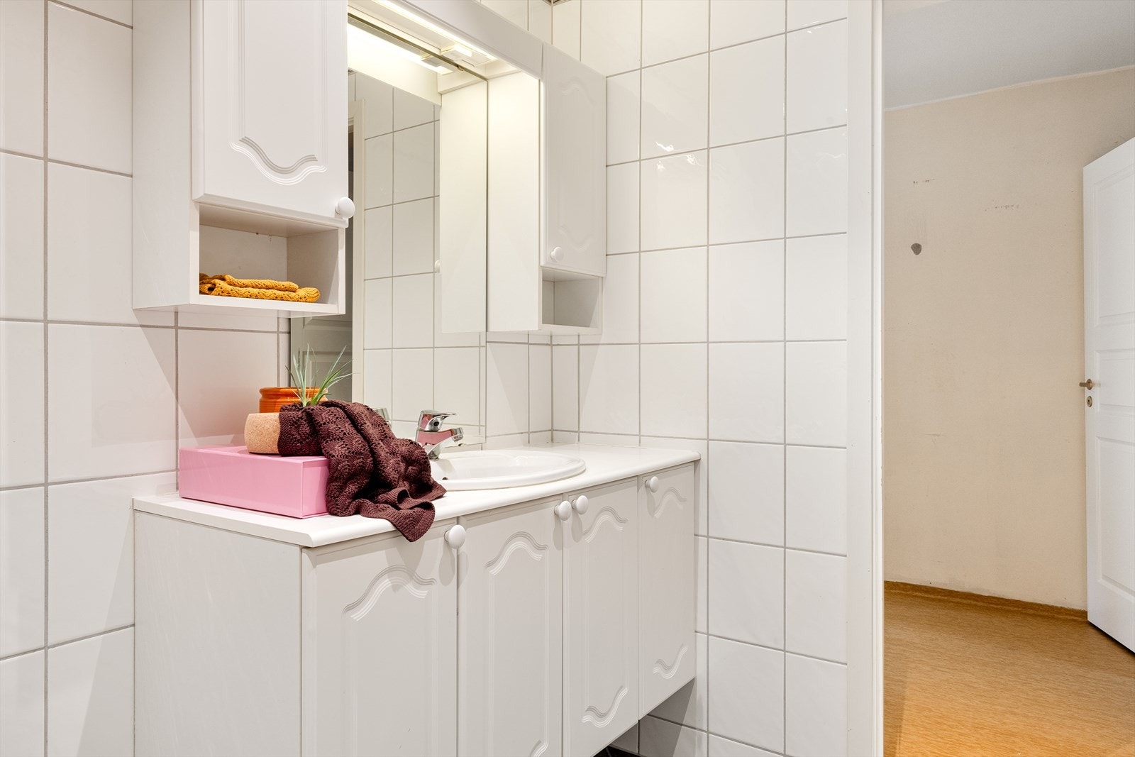 Dette badet ble flislagt i 2003 og har varmekabler i gulv. Galleribilde