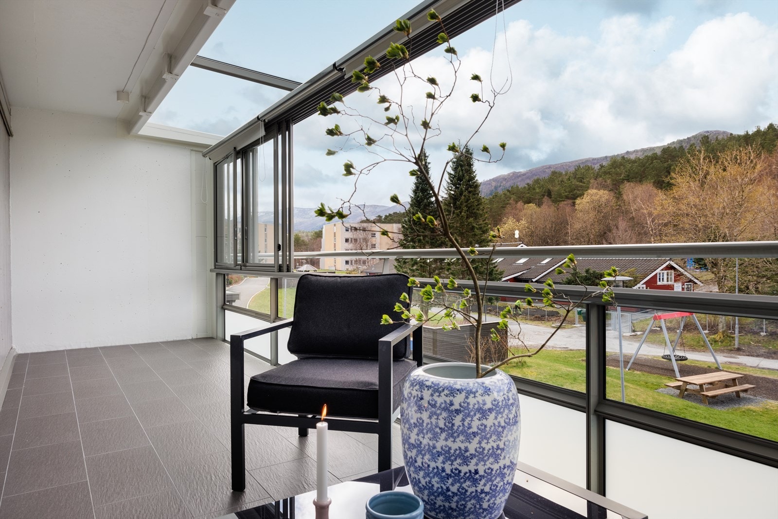 Det er god plass til å innrede med ønskede møbler i ulike soner på balkongen. Eier har oppgradert med fliser. Galleribilde