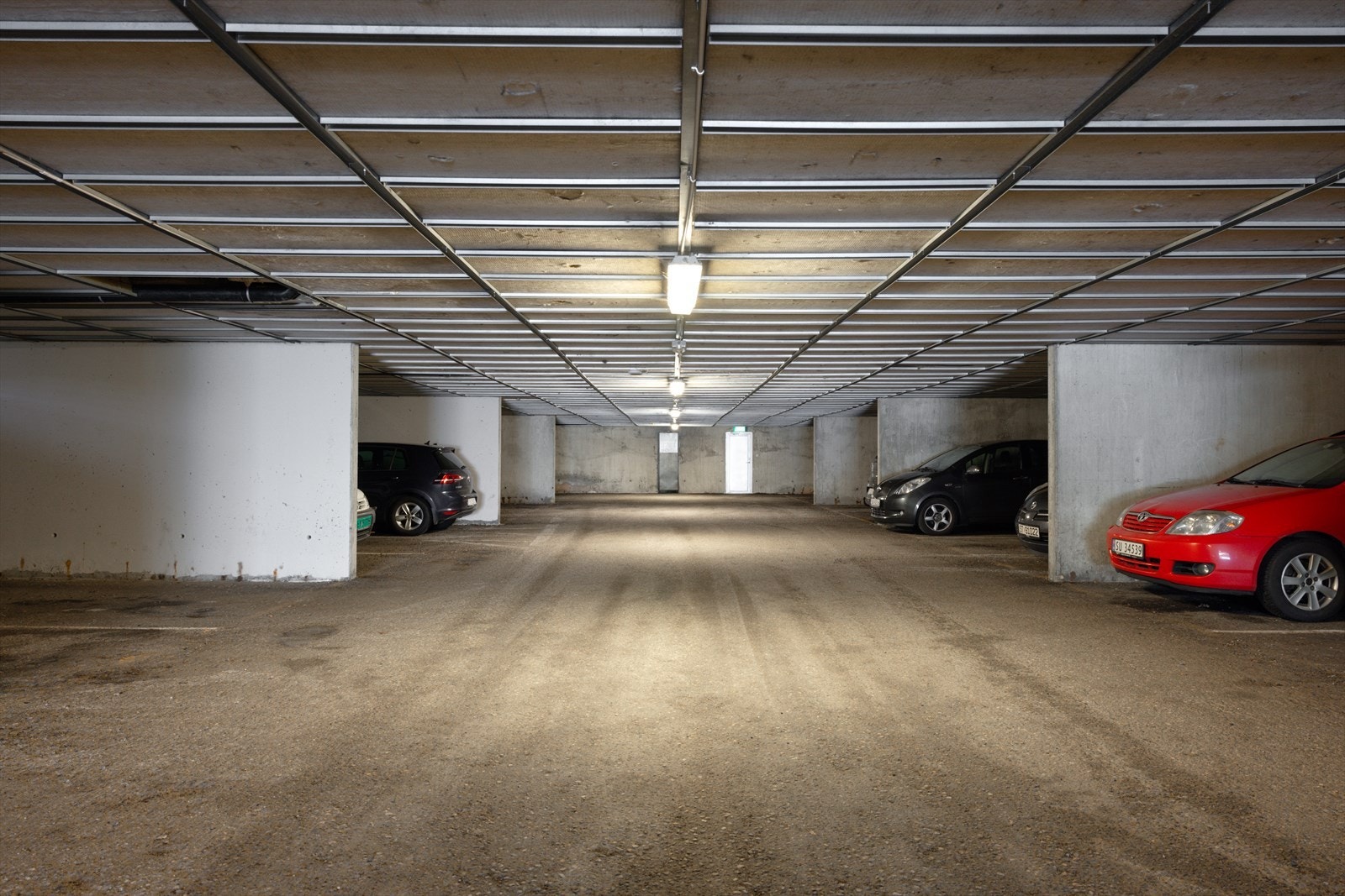 Tilhørende leiligheten er det fast parkeringsplass i lukket anlegg med mulighet for el-bil lading. Galleribilde