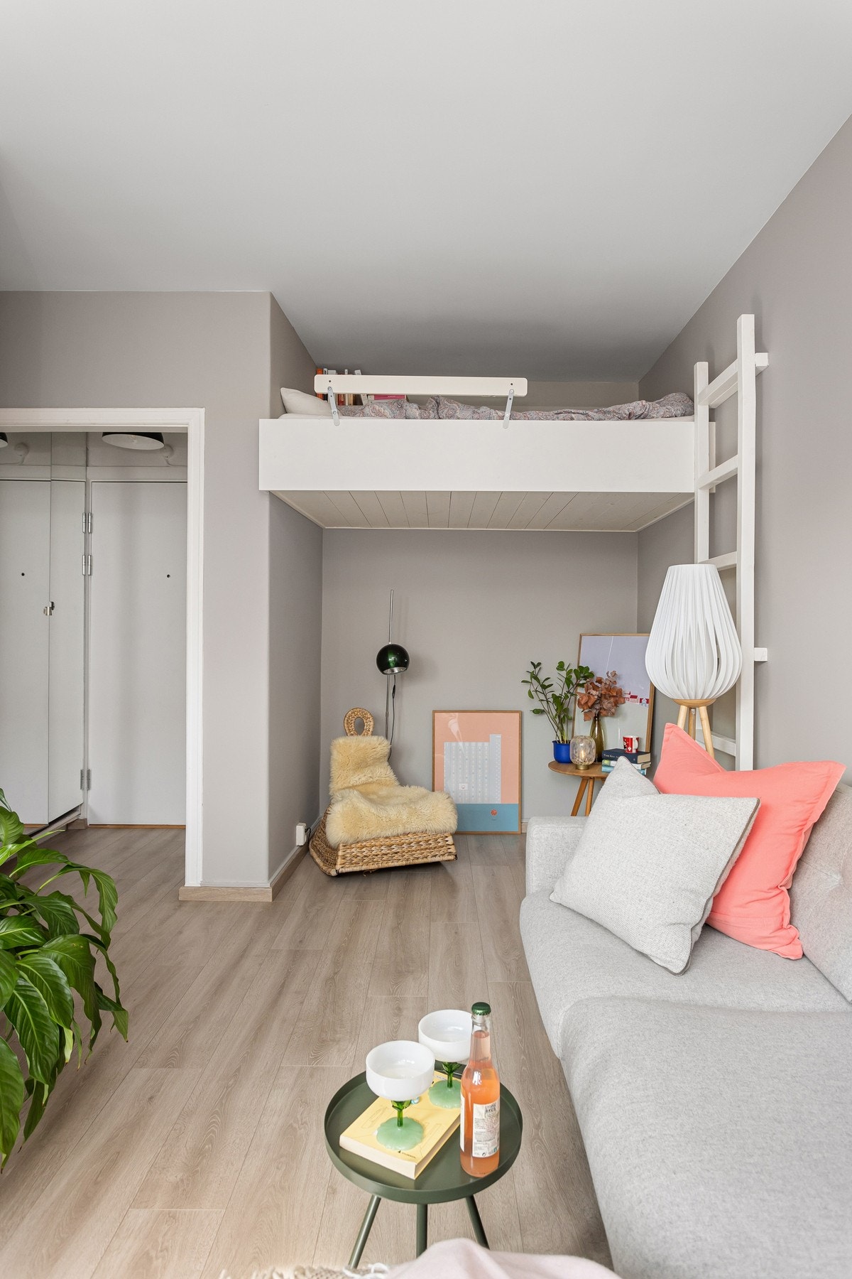 Den gode takhøyden er smart utnyttet med en praktisk sovehems. Galleribilde