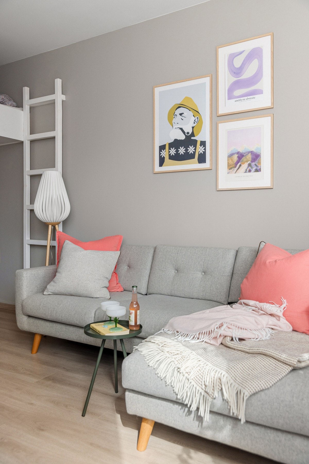 God standard med lys enstavs laminat på gulv og malte overflater. Galleribilde