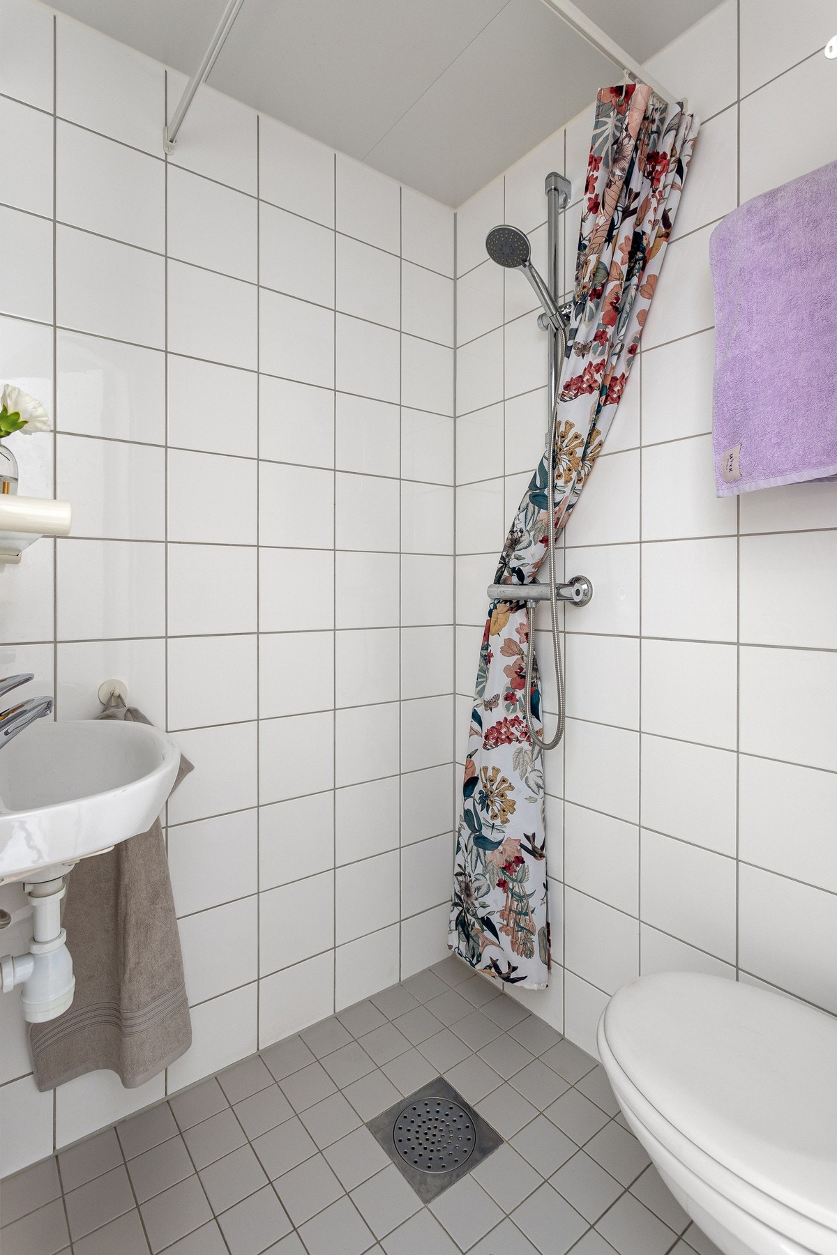 Lyst flislagt baderom oppusset i regi av brl. i 2003. Det er elektrisk gulvvarme. Galleribilde