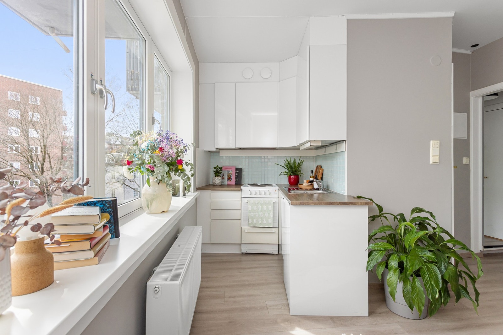 Kjøkkenet ligger i en fin delvis åpen løsning med stuen, adskilt og samtidig åpent og sosialt. Galleribilde