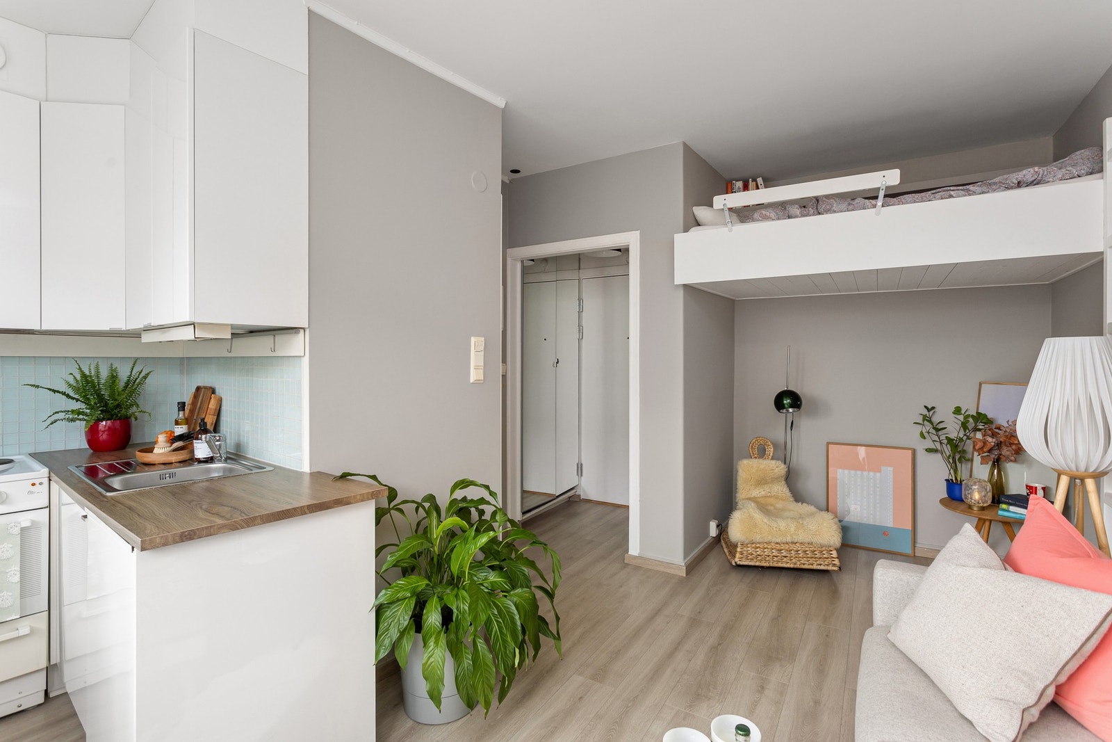 I stuen er det plass til både sofa med salongbord og et spisebord om ønskelig. Galleribilde