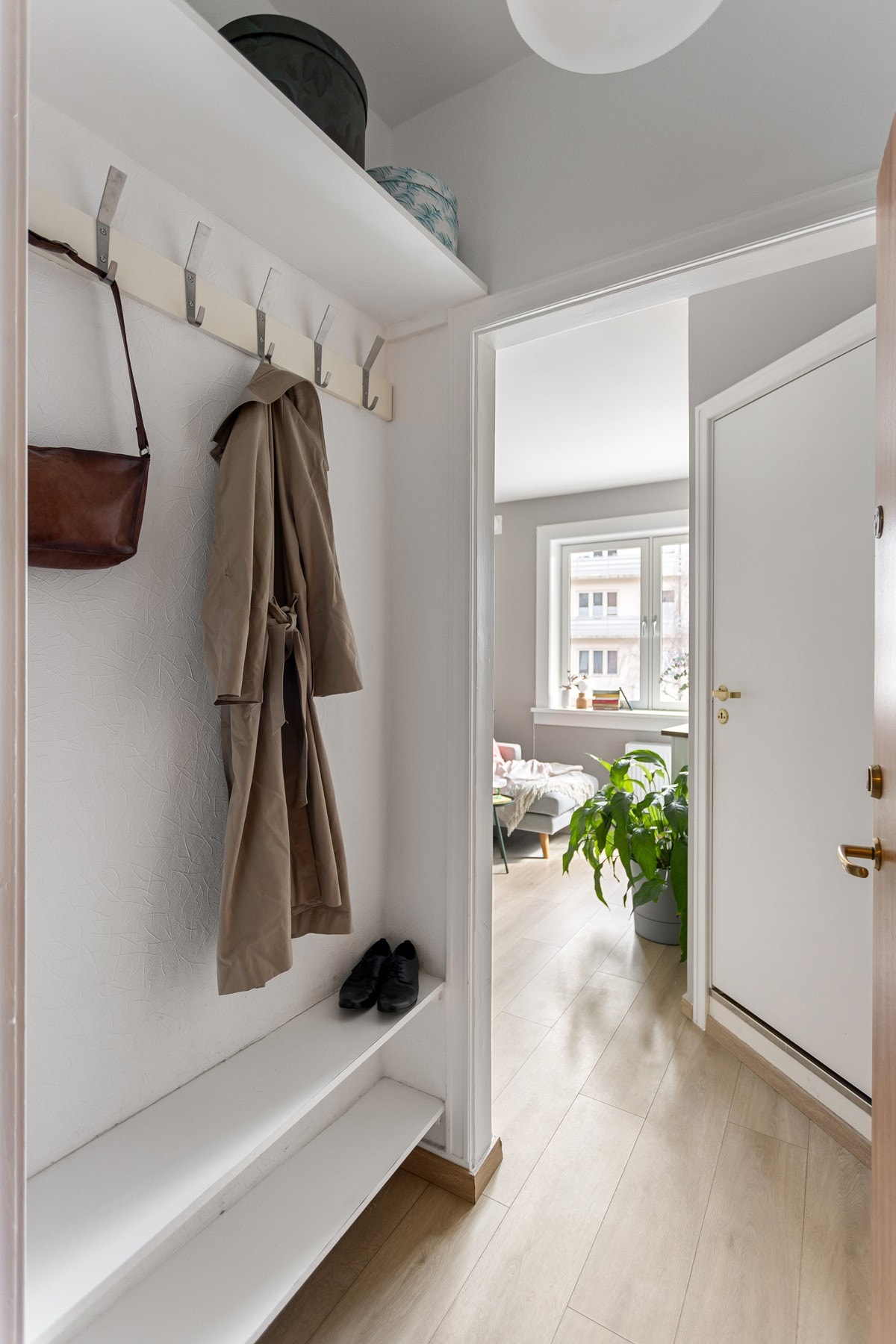 Det er også åpen garderobeløsning med hyller og oppheng. Galleribilde