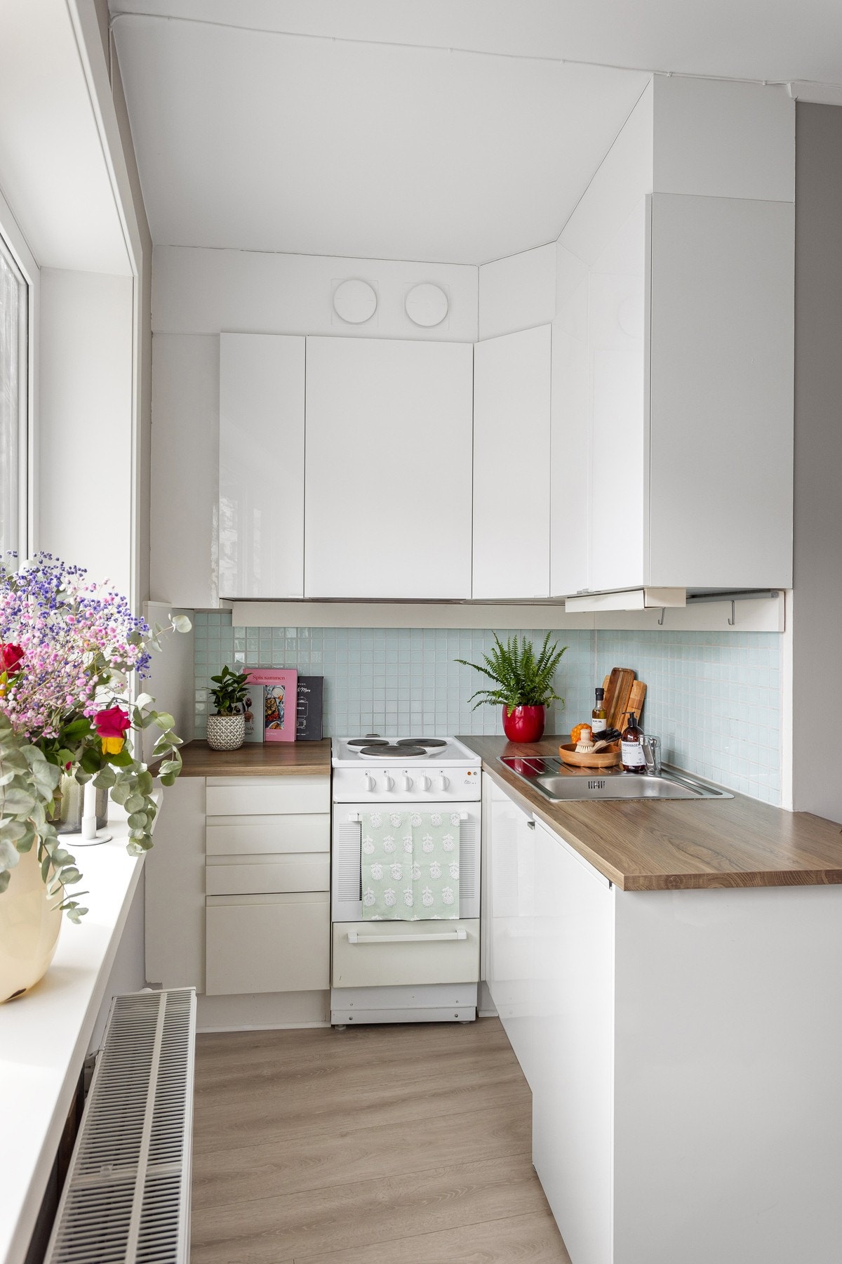 Pen kjøkkeninnredning oppgradert med nye fronter og benkeplate i 2016. Galleribilde