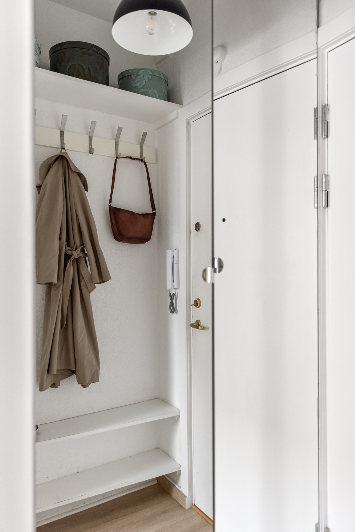 Oppbevaringsplass i garderobeskap med speildører. Galleribilde