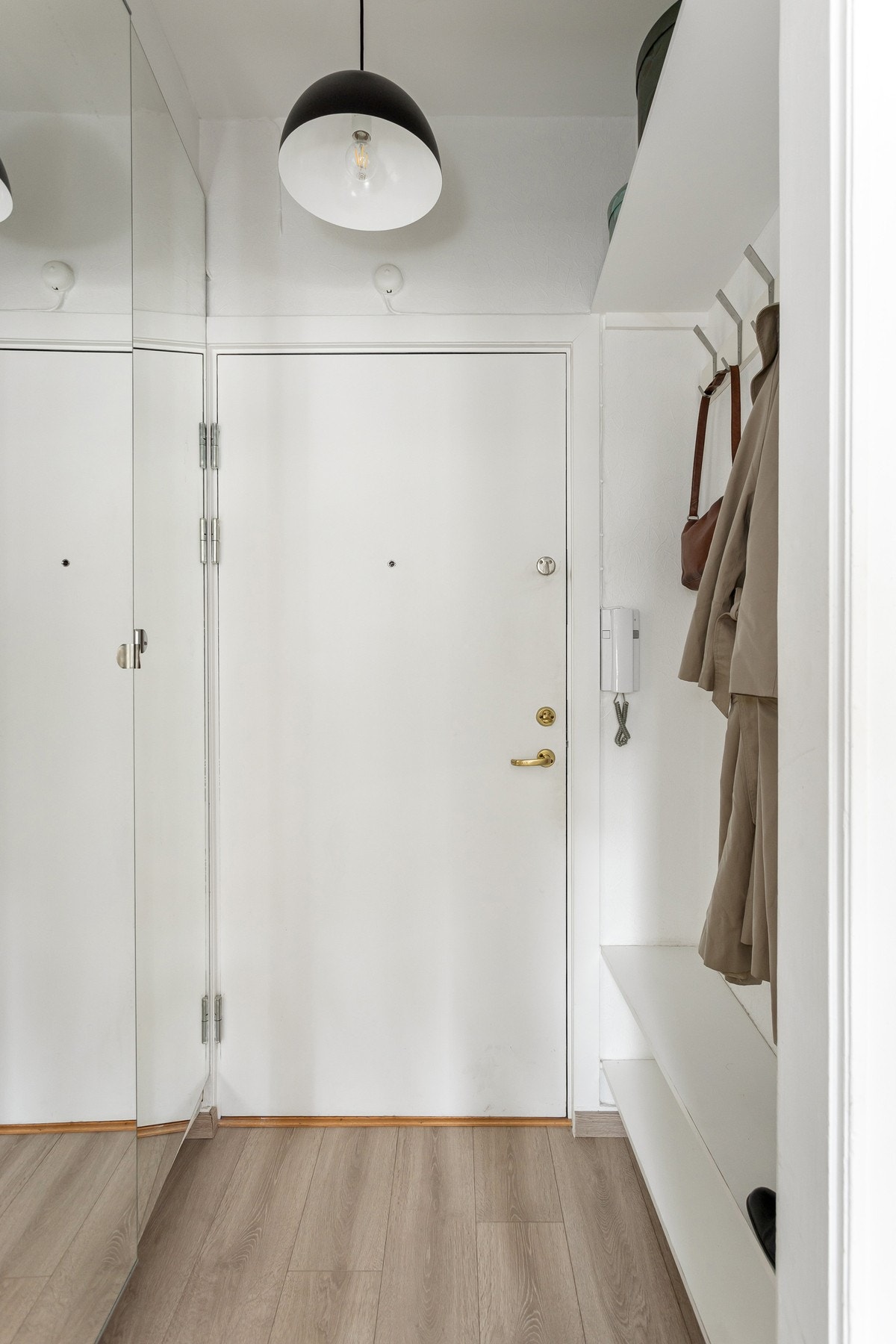 Du ønskes velkommen inn i en lys og praktisk entré. Galleribilde
