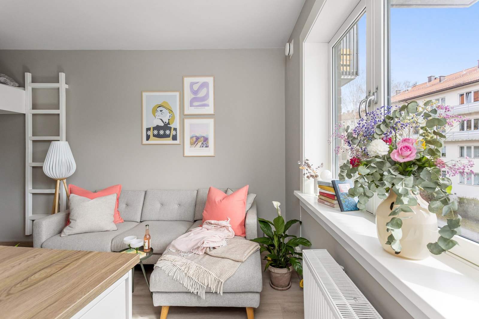 Lysinnslippet sammen med den gode takhøyden på ca. 2,64 meter bidrar til en god og luftig romfølelse. Galleribilde