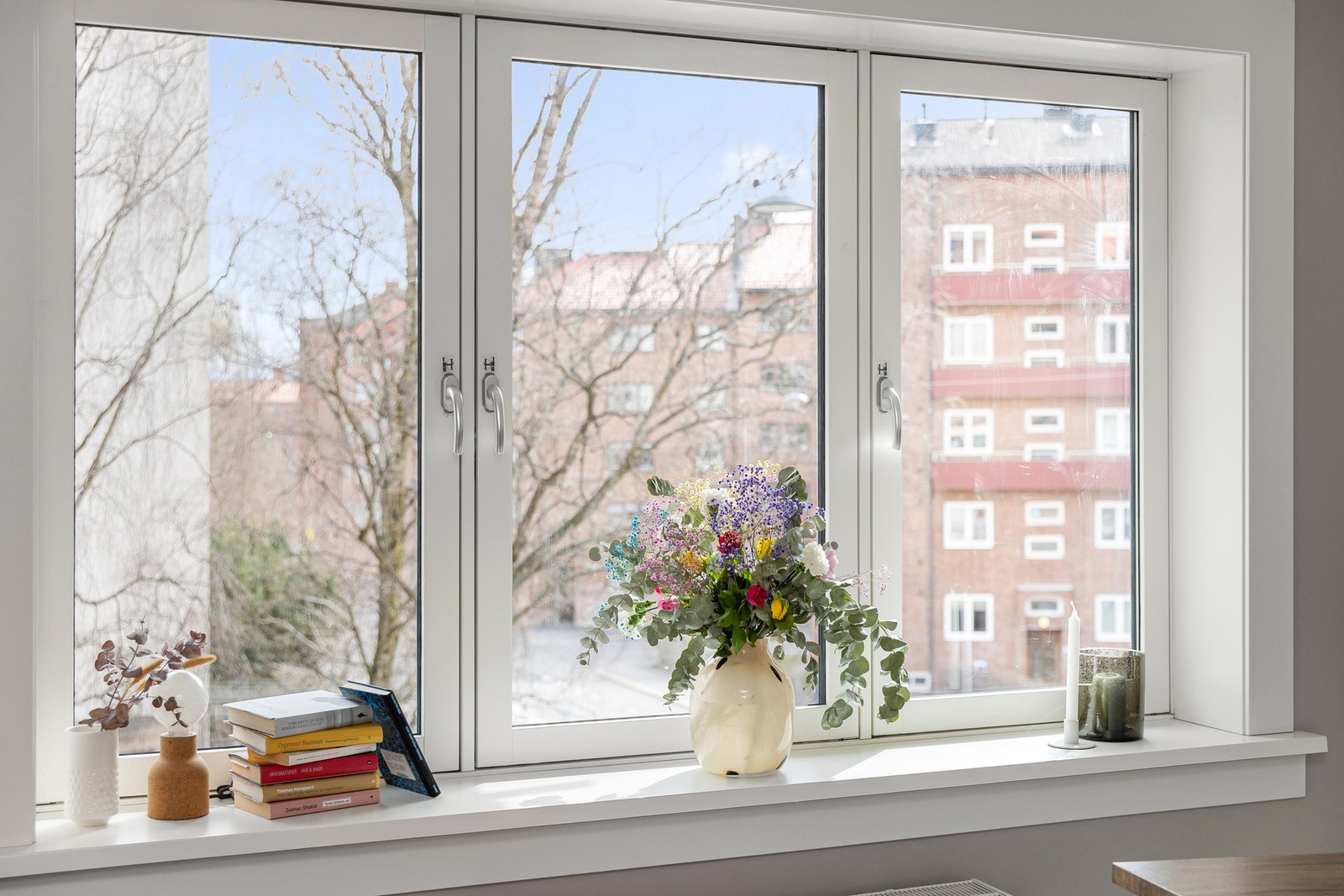 Stor vindusflate slipper inn rikelig med naturlig lys, samtidig som det er lite innsyn. Galleribilde