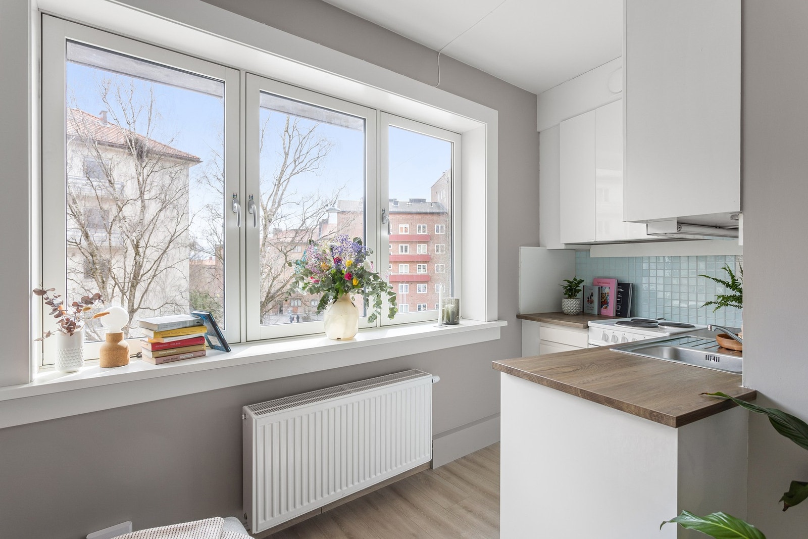 Leiligheten holdes god og lun på vinterstid med fjernvarme til radiator. Både oppvarming, varmtvann og bredbånd er inkludert i felleskostnadene. Galleribilde