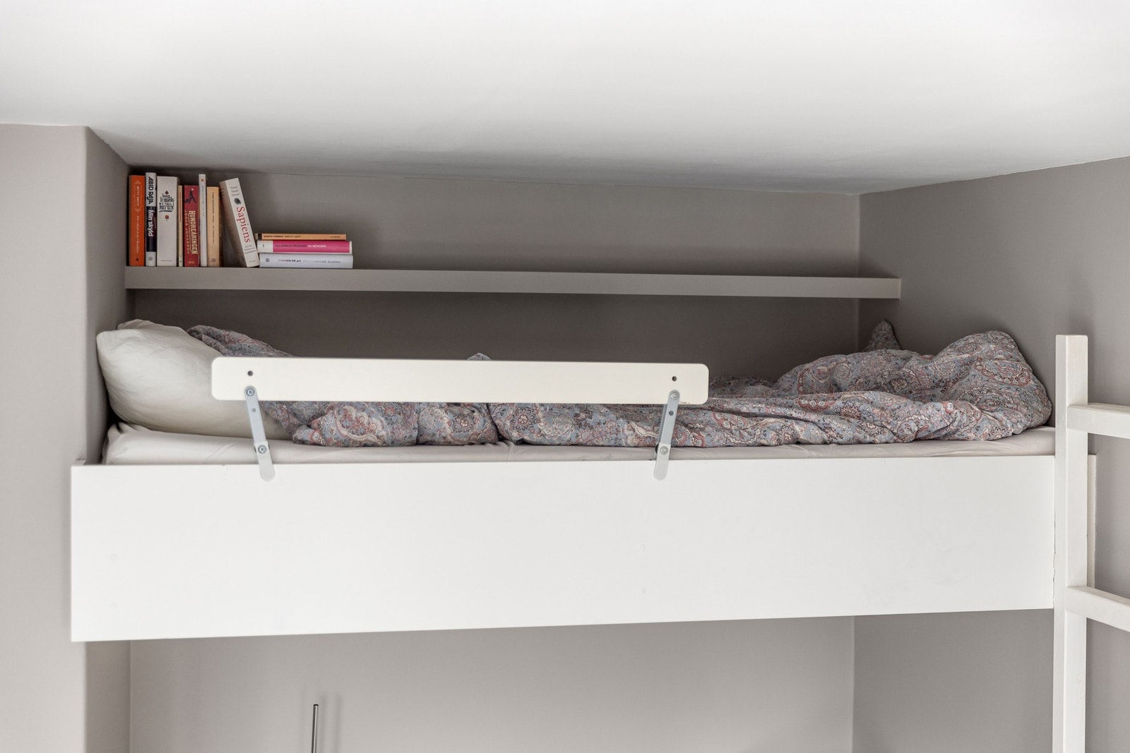 Praktisk sovehems med veggmontert hylle for oppbevaring. Galleribilde
