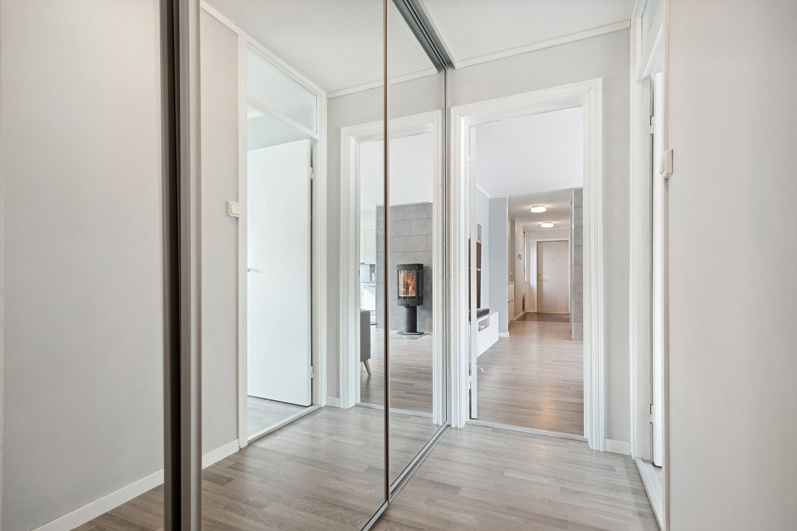 Leiligheten har masse lagringsplass, både i garderobeskap/skyvedørsgarderober inne i leiligheten, i tillegg disponerer man to kjellerboder. Galleribilde