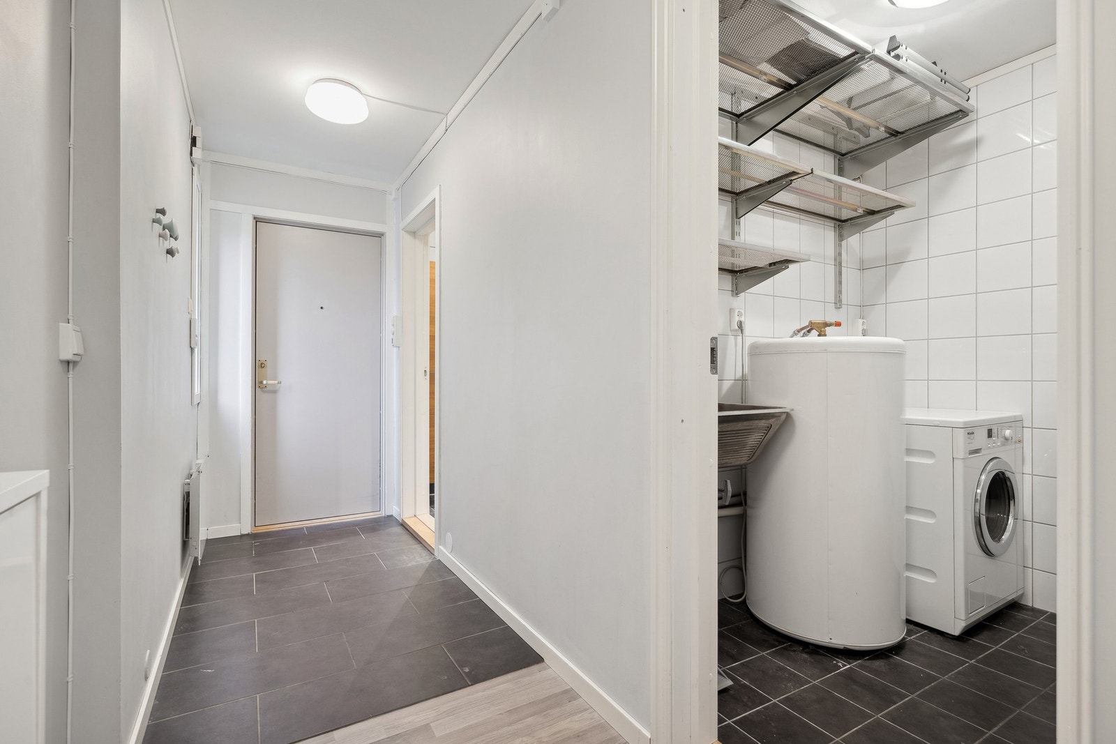 Fra entréen har du et praktisk separat vaskerom ved siden av badet. Også her er det elektriske varmekabler i gulv. Galleribilde