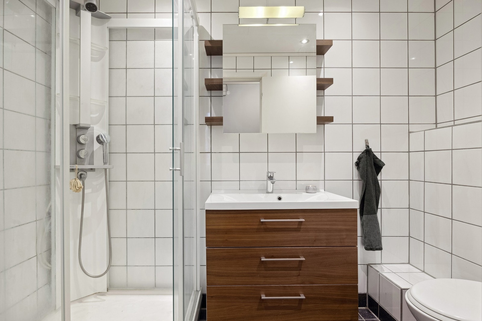 Badet er i all hovedsak flislagt med unntak av plater i himling. I baderomsgulvet har du elektriske varmekabler. Galleribilde