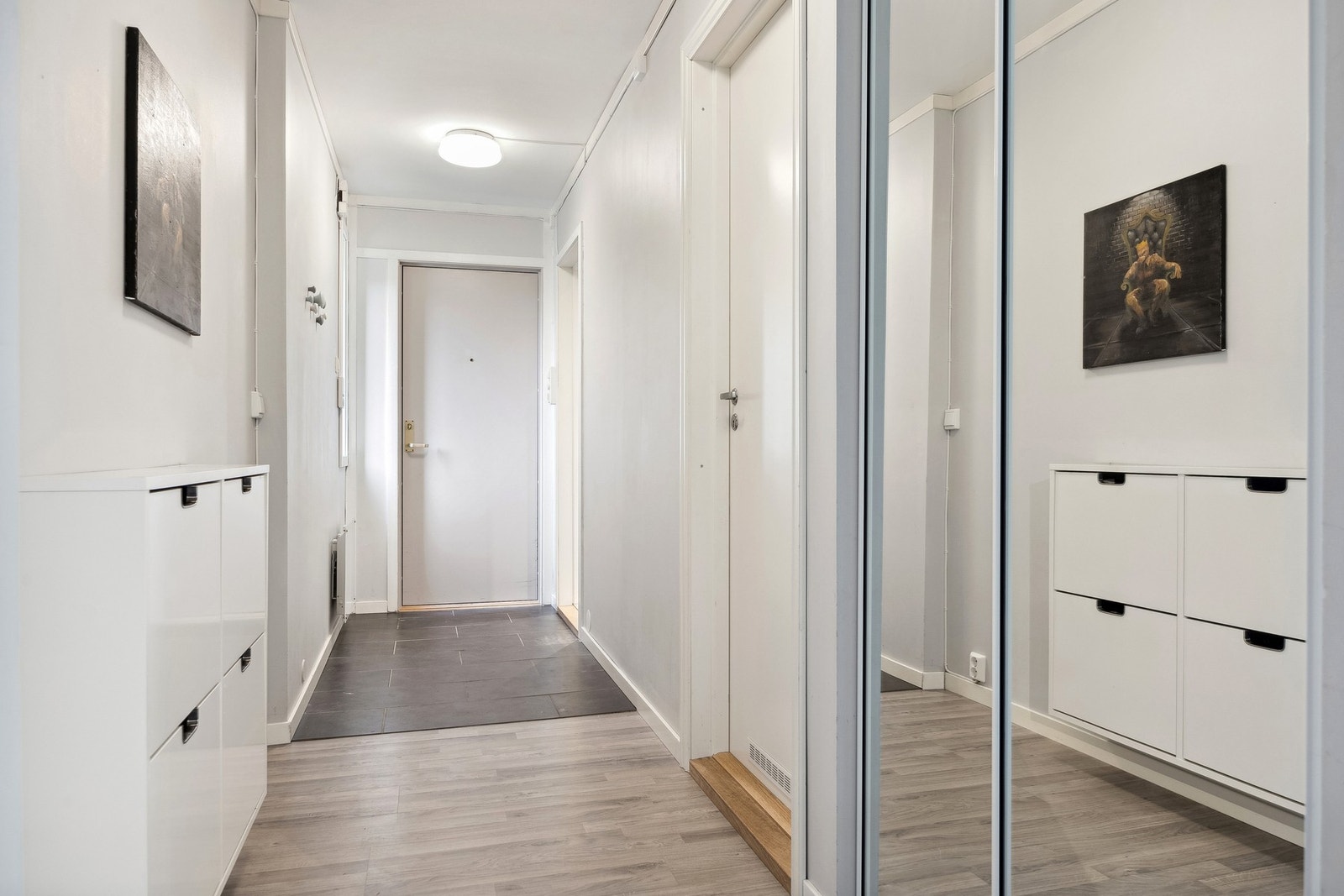 Velkommen til Leistadgrenda 8! Av andre kvaliteter verdt å nevne ble borettslagets fasade renovert i 2019, i tillegg får du tilgang på 2 smartoblat til parkering på tunene rundt leiligheten, samt 3 gjesteparkeringsplasser. Galleribilde