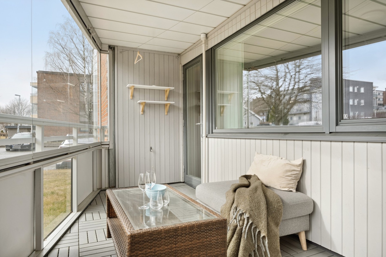 Ypperlig med innglasset balkong som utvider bruksegenskapene. Balkongen ligger sørvendt og har med det fine solforhold. Galleribilde