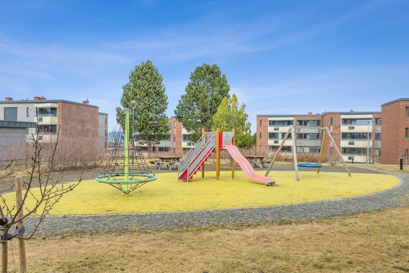 Nærområdet er pent opparbeidet med lekeplasser og grøntarealer. Rolig, tilbaketrukket og familievennlig. Galleribilde