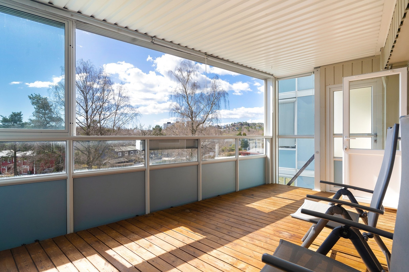 Innglasset balkong, her er vinduene åpne Galleribilde