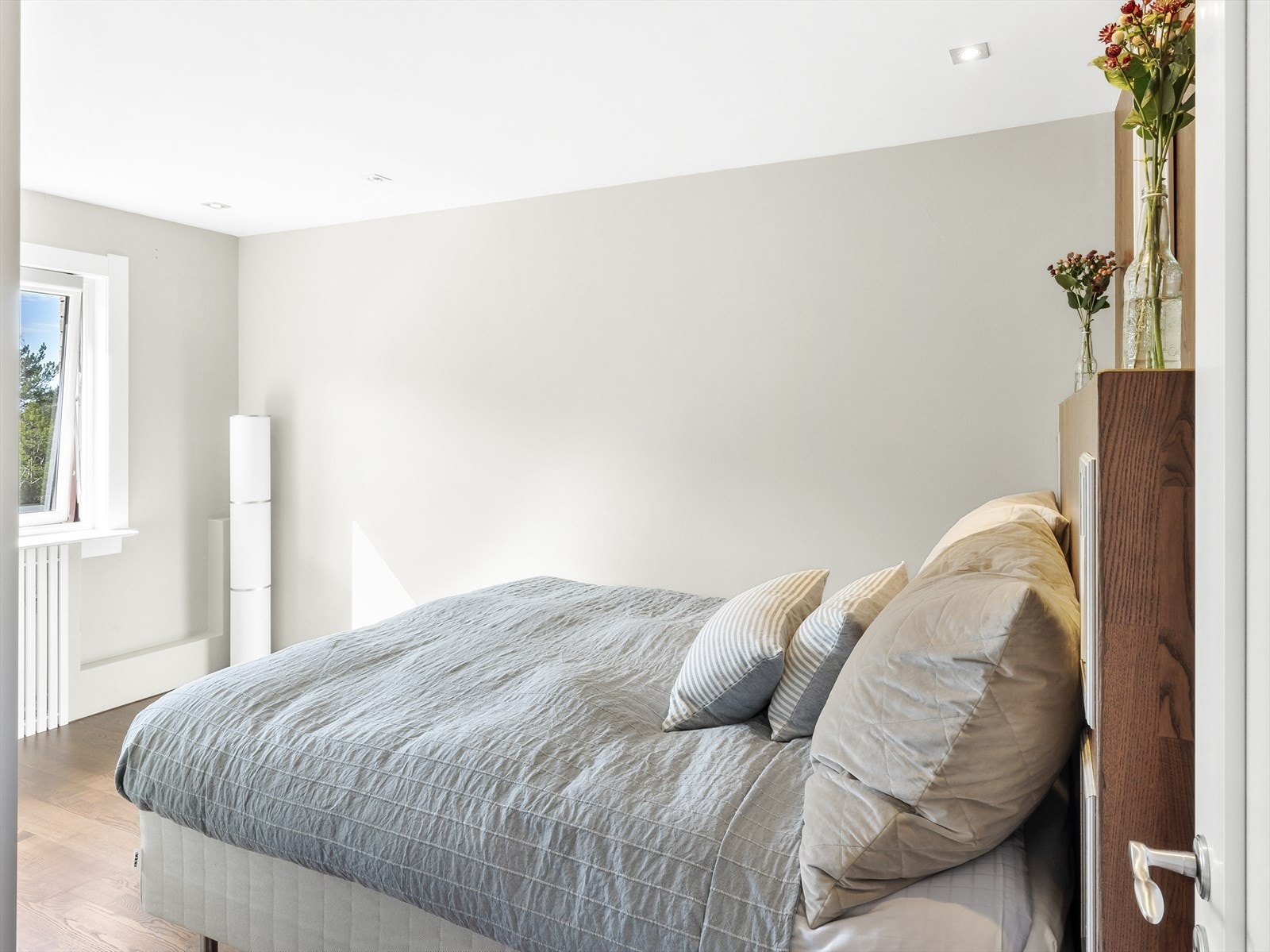 Soverom 1 parkett på gulv, malte vegger og malt tak. Det er montert en stor og praktisk skyvedørsgarderobe. Galleribilde