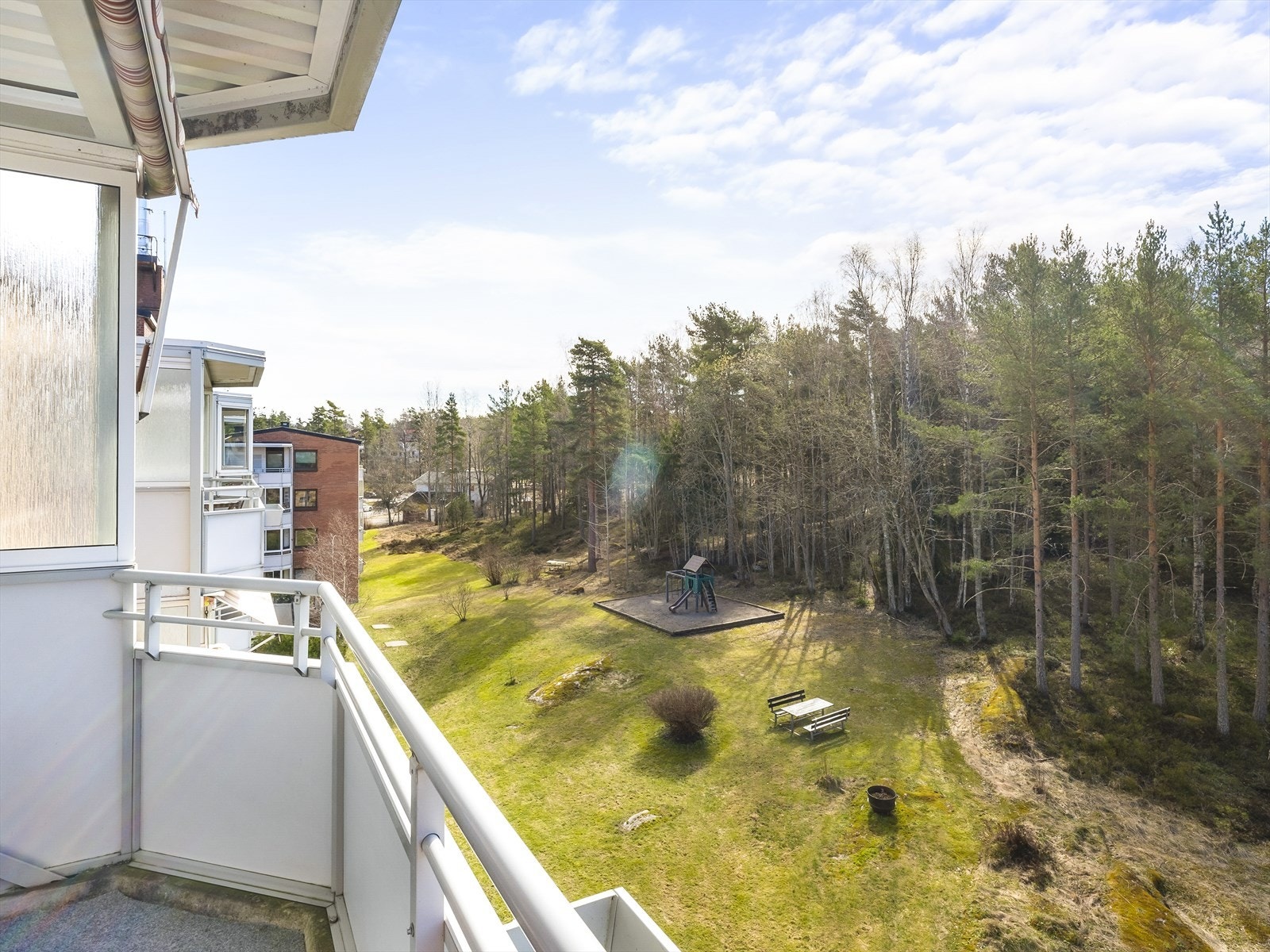 Fra stue er det utgang til en meget hyggelig sydvendt balkong på 7m² med balkongteppe på gulv, markise og utsikt mot friområde/skogen. Galleribilde