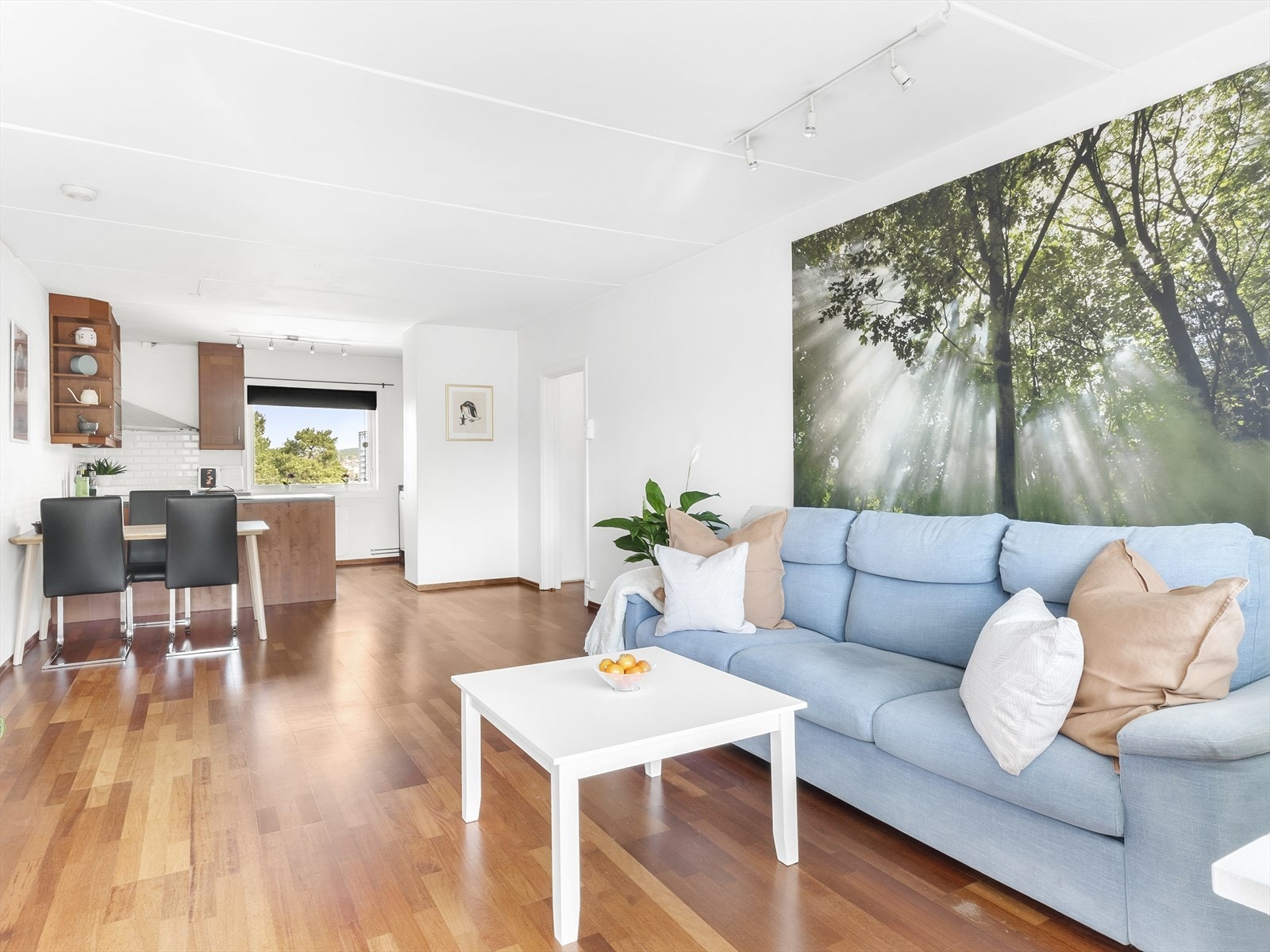 Lys og romslig stue med parkett på gulv, malte vegger og malt tak. Her er det god plass for både sofagruppe samt spisemøblement. Galleribilde