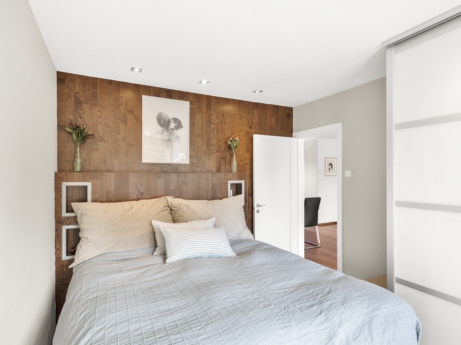 Soverom 1 parkett på gulv, malte vegger og malt tak. Det er montert en stor og praktisk skyvedørsgarderobe. Galleribilde