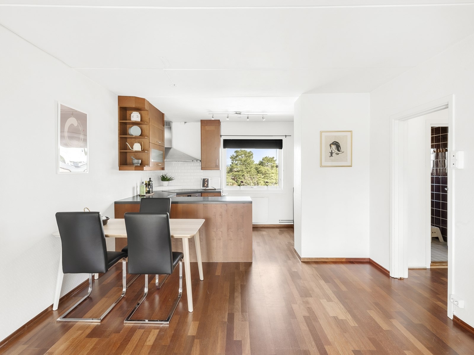 Lys og romslig stue med parkett på gulv, malte vegger og malt tak. Her er det god plass for både sofagruppe samt spisemøblement. Galleribilde