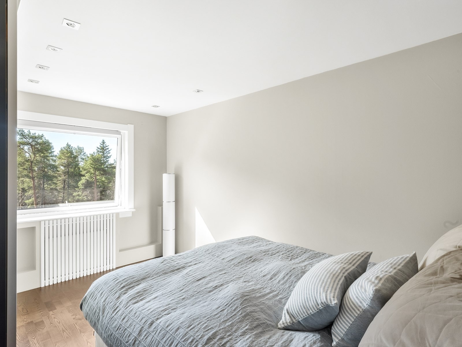 Soverom 1 parkett på gulv, malte vegger og malt tak. Det er montert en stor og praktisk skyvedørsgarderobe. Galleribilde