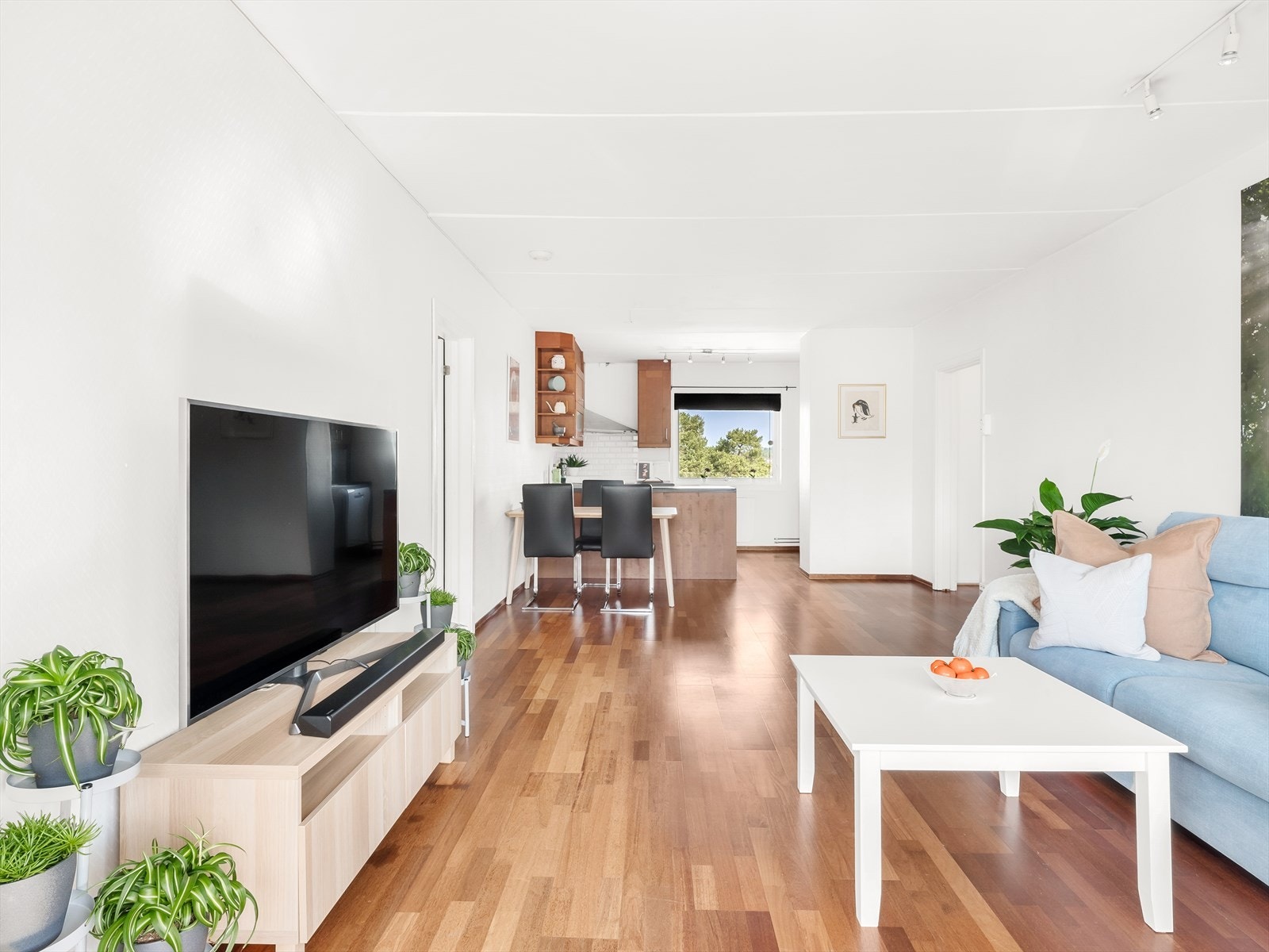 Lys og romslig stue med parkett på gulv, malte vegger og malt tak. Her er det god plass for både sofagruppe samt spisemøblement. Galleribilde