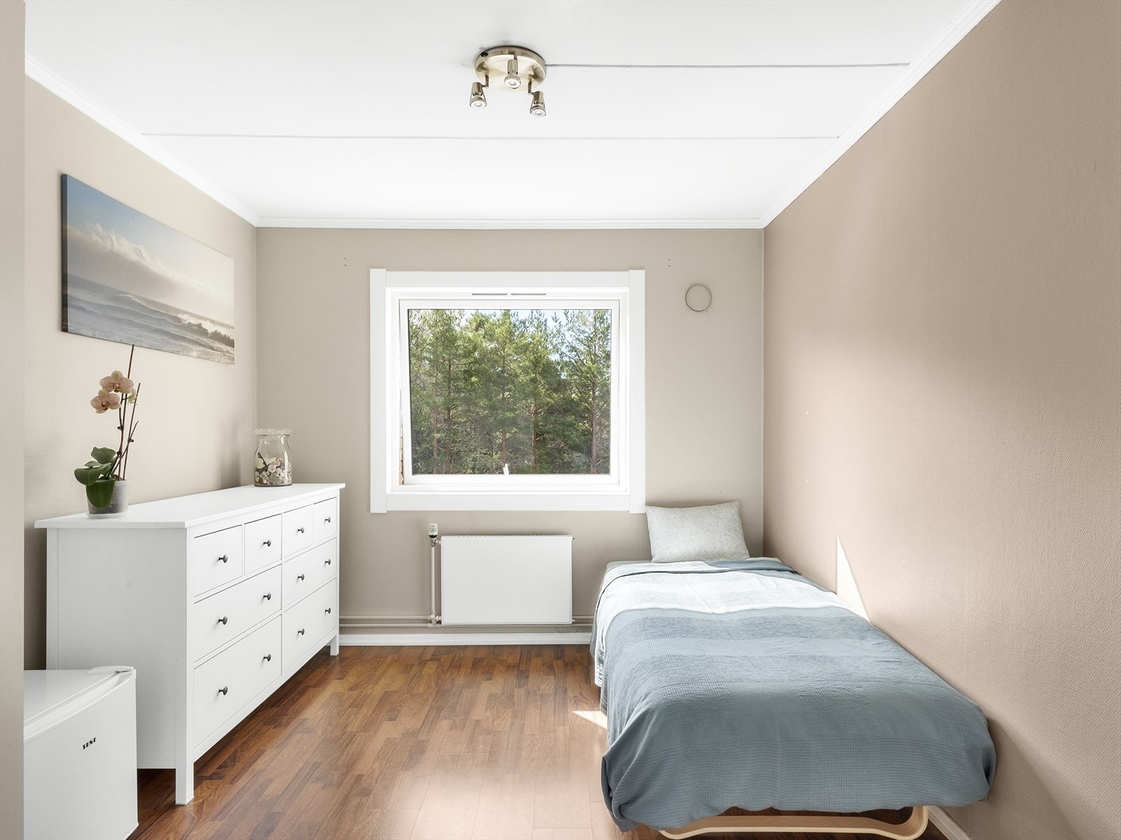 Soverom 2 med laminat på gulv, malte strier på vegger og malt tak. Det er et originalt plassbygd garderobeskap uten dør samt et løst garderobeskap. Galleribilde