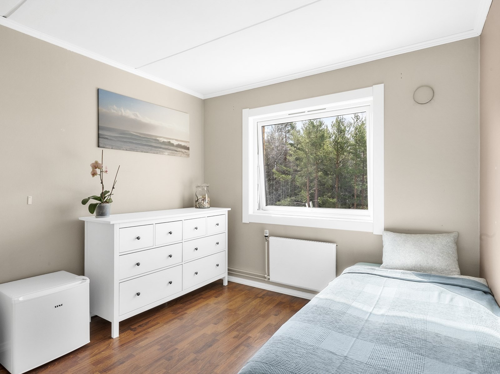 Soverom 2 med laminat på gulv, malte strier på vegger og malt tak. Det er et originalt plassbygd garderobeskap uten dør samt et løst garderobeskap. Galleribilde