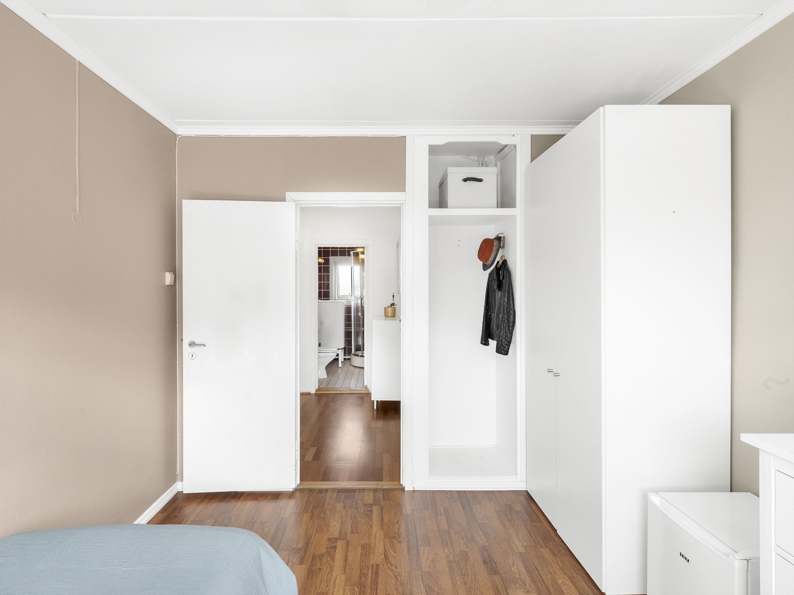 Soverom 2 med laminat på gulv, malte strier på vegger og malt tak. Det er et originalt plassbygd garderobeskap uten dør samt et løst garderobeskap. Galleribilde